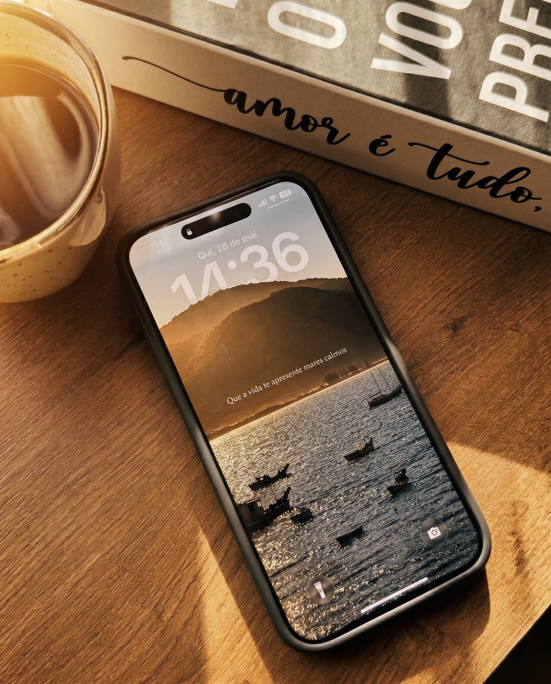 celular sobre mesa com wallpaper da Verso Calmo aplicado