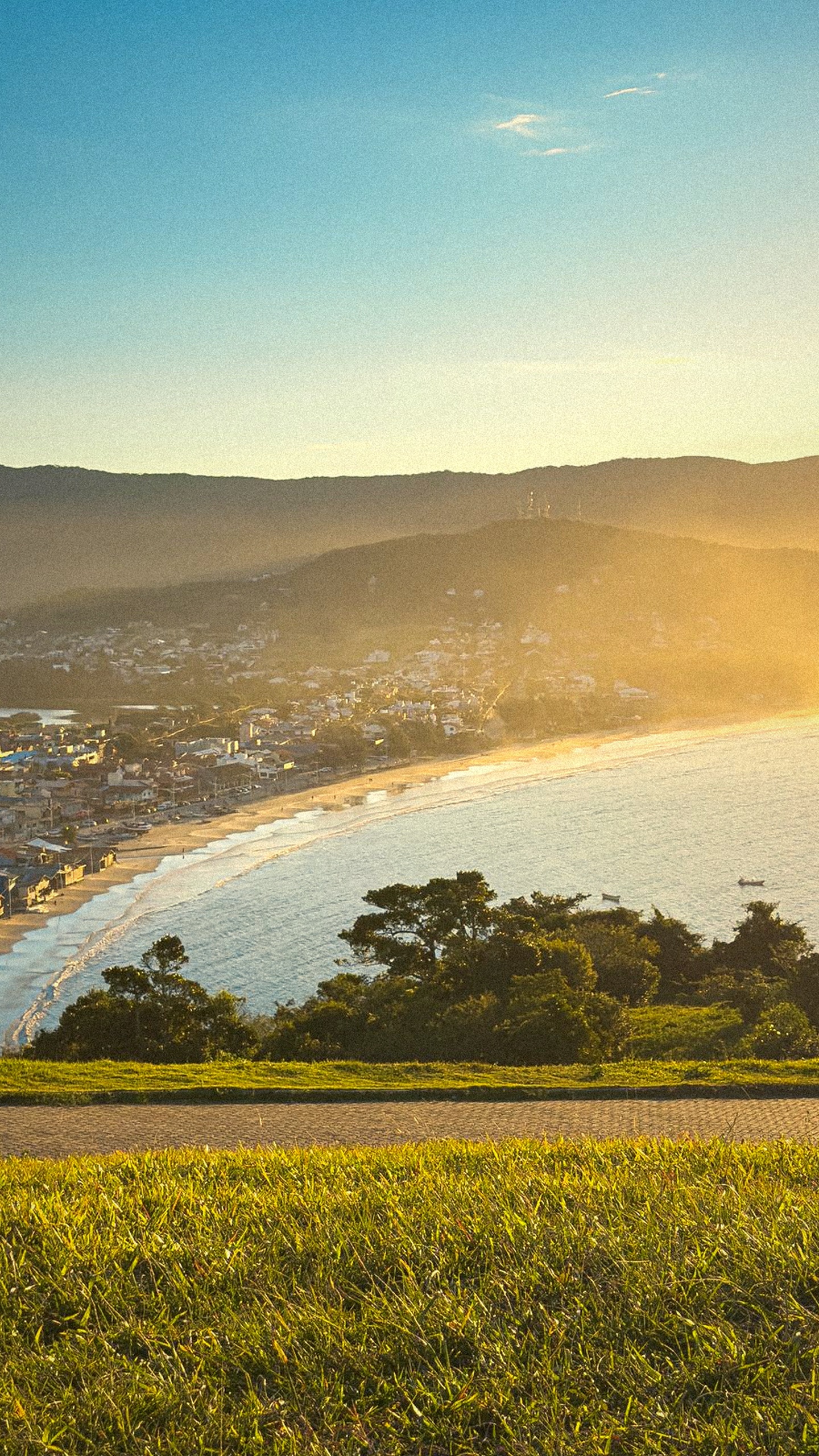 paisagem de Garopaba ao fim da tarde — luz dourada sobre o mar